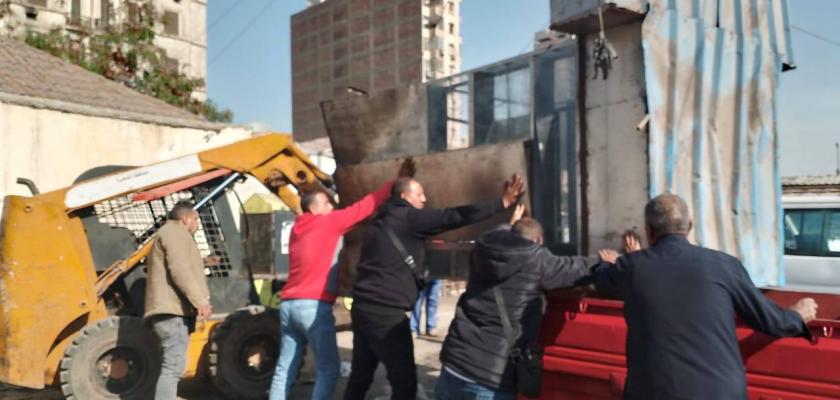 محافظ القاهرة يزيل 110 كشك غير مرخص بحرم الطريق