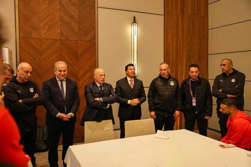 في لقائهم باللاعبين .. وزير الرياضة وأبو ريدة يجتمعون بمنتخب مصر