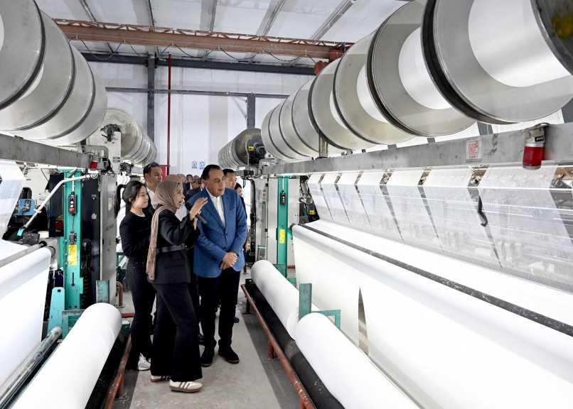 رئيس الوزراء يفتتح مجمع ”شين جين” المتكامل للمنسوجات والطباعة والصباغة بمنطقة السخنة الصناعية باستثمارات قدرها 20 مليون دولار