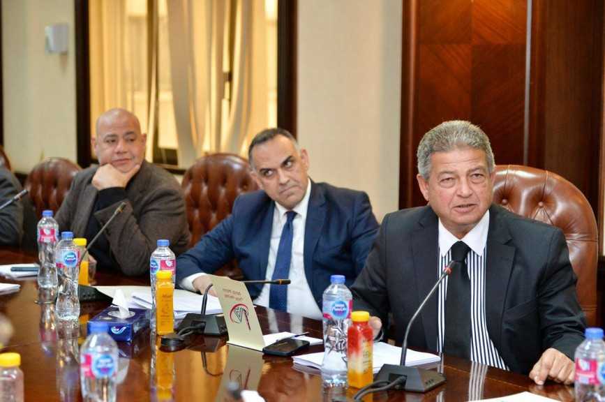 خالد عبدالعزيز يناقش مع أعضاء ”لجنة الصياغة” التقرير النهائي للجنة تطوير الإعلام