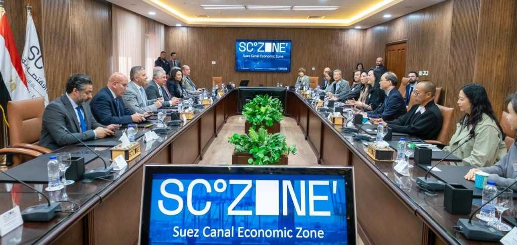 رئيس اقتصادية قناة السويس يستقبل وفدًا  مجلس تنمية التجارة في هونج كونج لبحث فرص الاستثمار في قطاع الملابس والمنسوجات