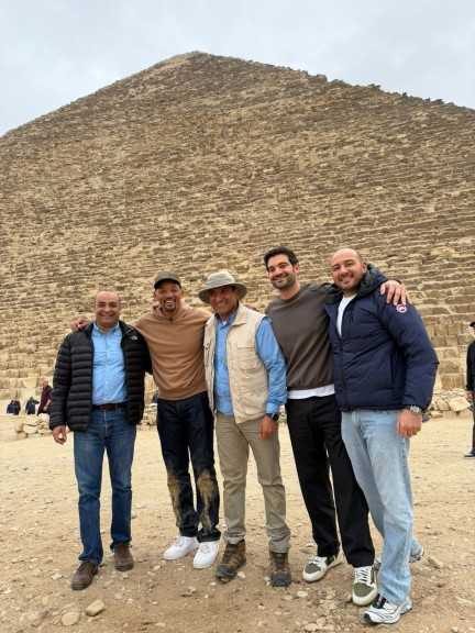 الممثل العالمي ويل سميث في زيارة للأهرامات خلال إجازته في مصر