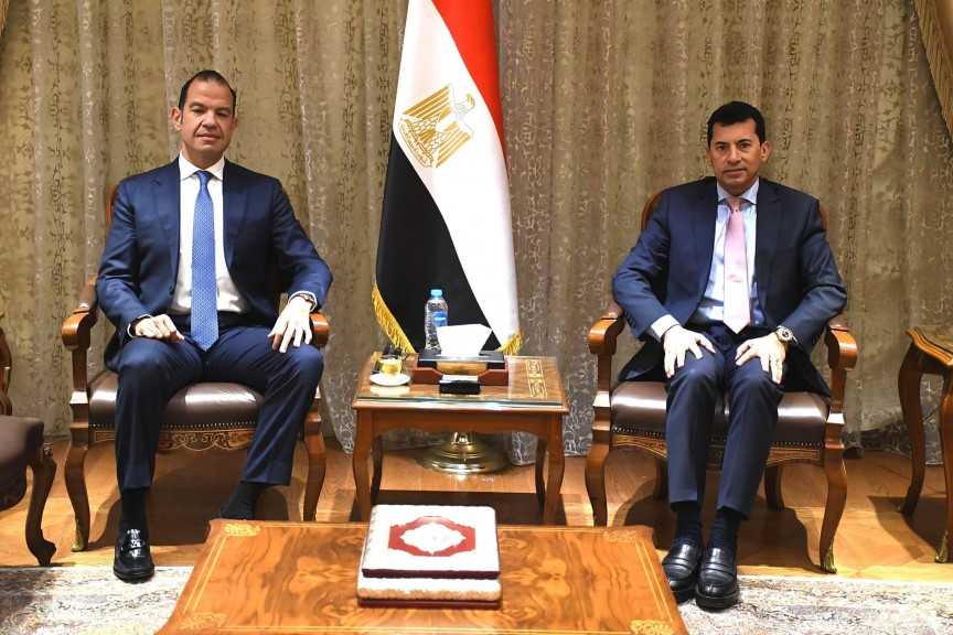وزير الشباب والرياضة يبحث مع رئيس شركة استادات ونائب رئيس الشركة المتحدة للرياضة دعم الاتحادات والتعاون المشترك
