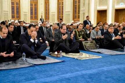 الرئيس السيسي يؤدي صلاة الفجر بـ «مسجد العزيز الحكيم »بالمقطم