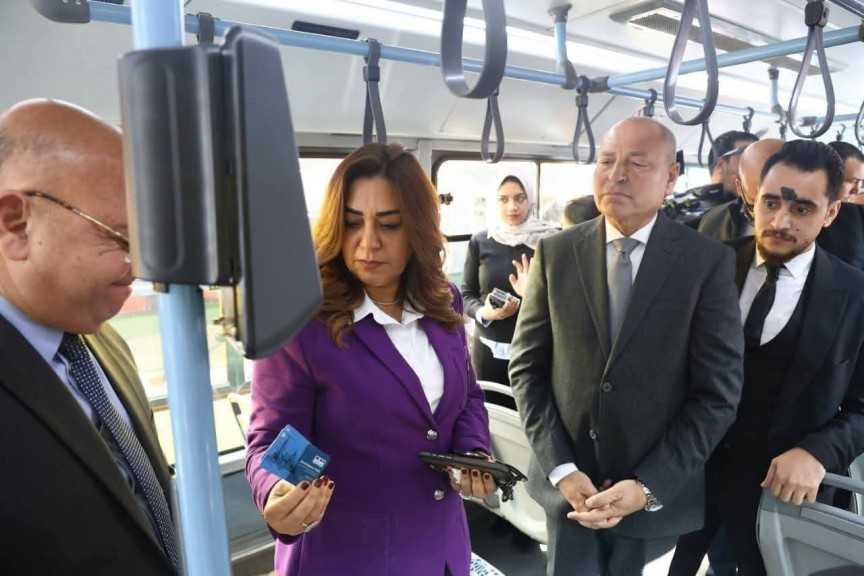 بدء تطبيق منظومة الدفع الإلكتروني للتذكرة في 300 أتوبيس .. وكروت للدفع المسبق .. وتطبيق إلكتروني على الموبايل” طوالى”