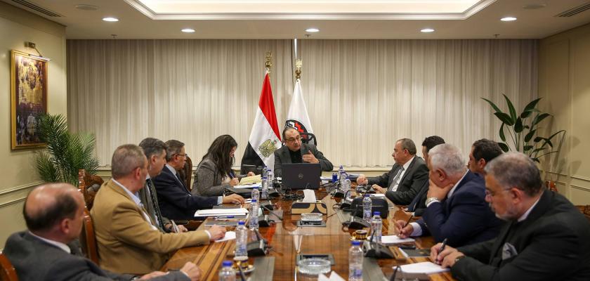 وزير قطاع الأعمال العام يلتقي ممثلي غرفتي صناعة الملابس الجاهزة والصناعات النسيجية والمجلس التصديري للملابس