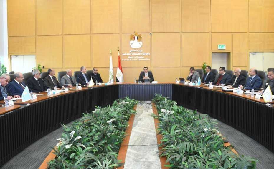 وزير الإسكان يتابع مستجدات منطقة الأعمال المركزية بالعاصمة الجديدة.. وأبراج وبحيرات “داون تاون” بالعلمين الجديدة