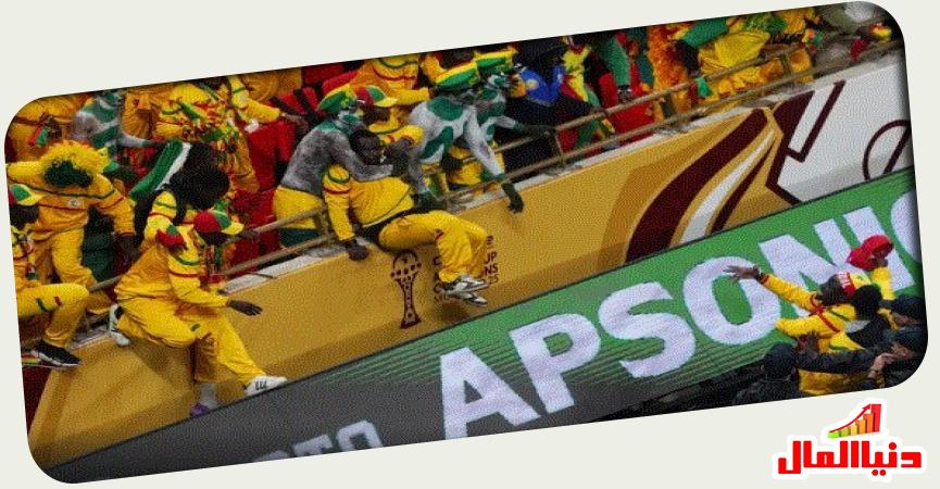 جماهير السنغال تحاول اقتحام الملعب 