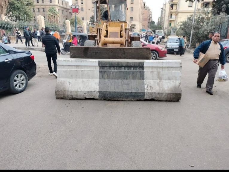 حملة مكبرة بالسيدة زينب لإزالة حواجز السيارات والاشغالات