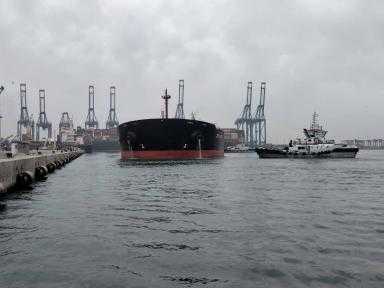 سفينة الصب الجاف ZHI DA 88 ترسو على... سفينة الصب الجاف ZHI DA 88 ترسو على أرصفة الميناء قادمة من الصين بحمولة قياسية