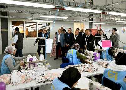 رئيس الوزراء يتفقد مصنع ”الجيزة للملابس الجاهزة”45 خط إنتاج يعمل به 2200 عامل بإنتاج 800 ألف قطعة تصديرية شهريًا