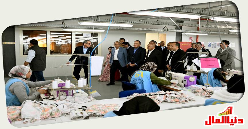 رئيس الوزراء في مصنع جيزة للغزل والنسيج