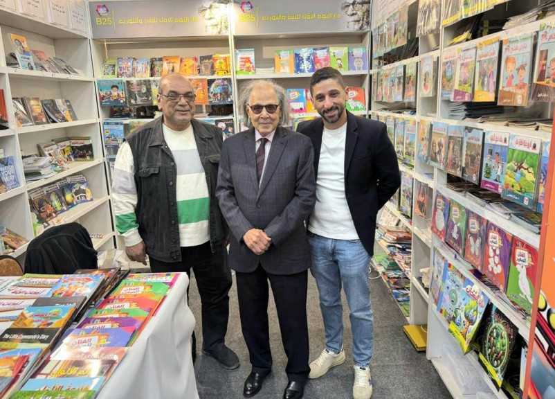 شاهد بالصور.. زيارة محمد إبراهيم رئيس مجموعة «نهضة مصر» لـ «دار اليوم الأول» بمعرض الكتاب