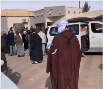 قبيلة القذاذفة تتسليم جثمان سيف الإسلام من داخل منزله مدينة الزنتان