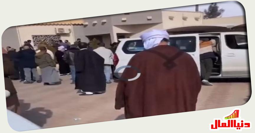 قبيلة القذاذفة أمام بيت سيف الإسلام 