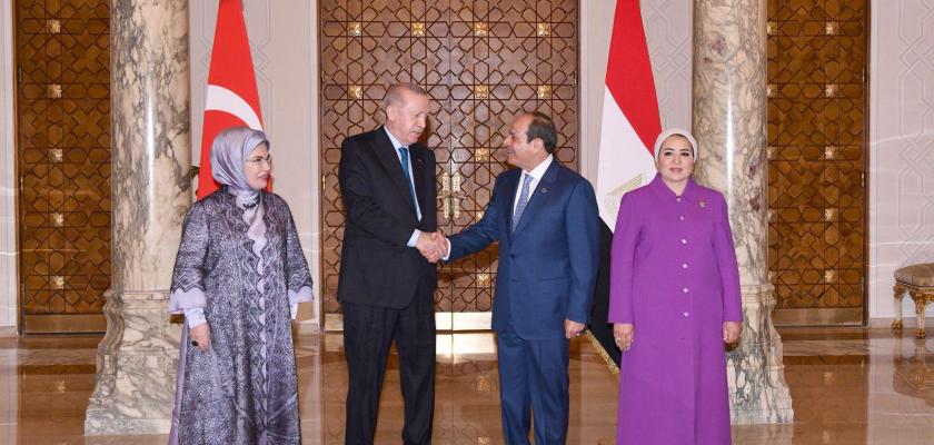 فخامة الرئيس السيسي والسيدة قرينته يستقبلان الرئيس أردوغان والسيدة قرينته بمطار القاهرة