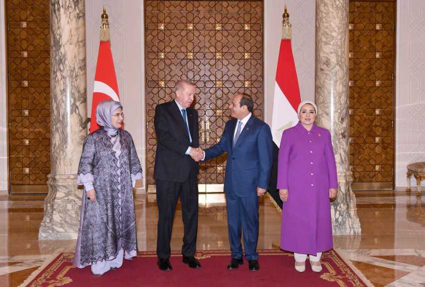 فخامة الرئيس السيسي والسيدة قرينته يستقبلان الرئيس أردوغان والسيدة قرينته بمطار القاهرة