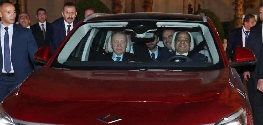 فخامة الرئيس السيسي يتلقى سيارة كهربائية هدية من الرئيس أردوغان