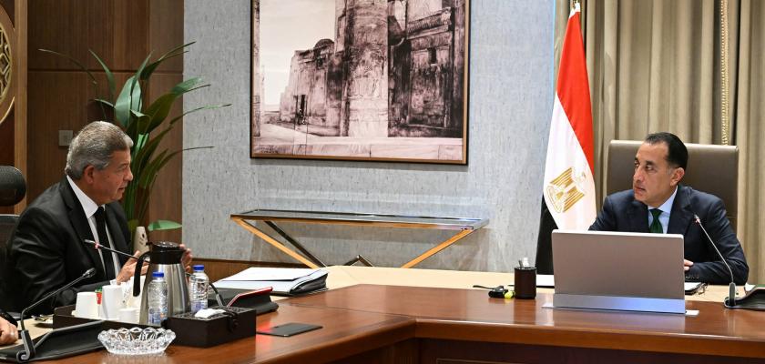 رئيس الوزراء يستعرض التقرير النهائي لتطوير الإعلام  في اجتماعه مع المهندس خالد عبد العزيز