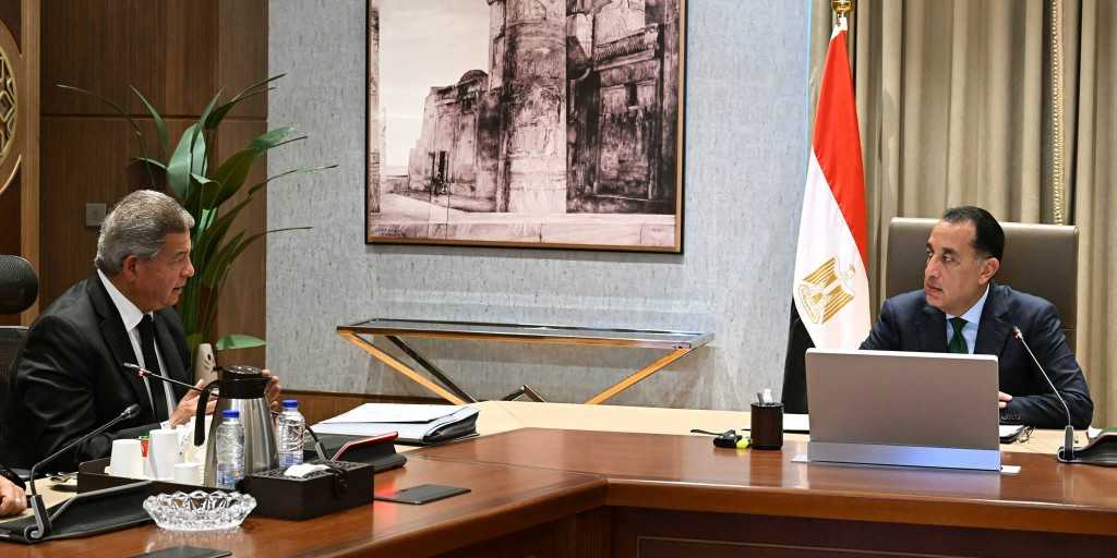 رئيس الوزراء يستعرض التقرير النهائي لتطوير الإعلام  في اجتماعه مع المهندس خالد عبد العزيز