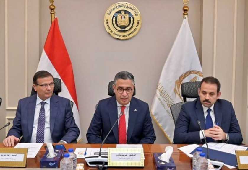 اتفاق بين «الزراعة والتموين ومستقبل مصر » لاستيراد دواجن مجمدة وطرحها بالمنافذ قبل شهر رمضان لتعزيز المعروض وضبط الأسواق