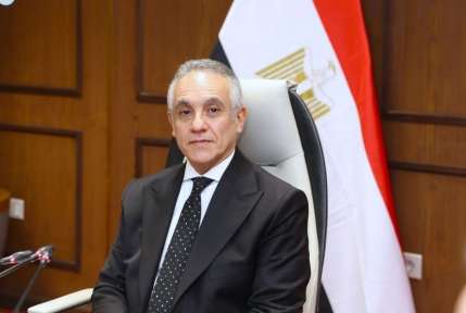 وزير العدل يصل إلى مقر الوزارة ويباشر مهام عمله بالاجتماع مع مساعديه