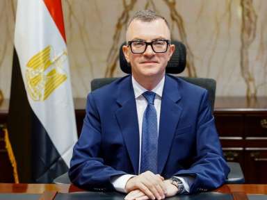 أحمد رستم وزير التخطيط والتنمية الاقتصادية يباشر مهام منصبه.. ويؤكد على العمل بروح الفريق