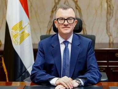 أحمد رستم وزير التخطيط والتنمية الاقتصادية يباشر مهام منصبه.. ويؤكد على العمل بروح الفريق