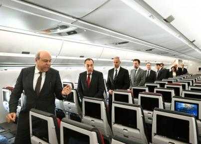 رئيس الوزراء يتفقد أول طائرة من طراز Airbus... رئيس الوزراء يتفقد أول طائرة من طراز Airbus A350-900 بأسطول الناقل الوطني