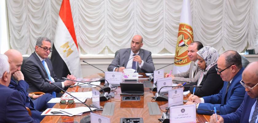 وزير العمل يفتح حوار مشترك مع قيادات صناعة الملابس بشأن الحد الأدنى للأجور والإجازات وتراخيص عمل الأجانب وساعات العمل