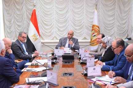 وزير العمل يفتح حوار مشترك مع قيادات صناعة الملابس بشأن الحد الأدنى للأجور والإجازات وتراخيص عمل الأجانب وساعات العمل