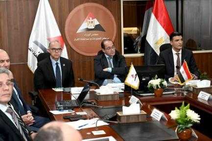 وزراء المالية والصناعة والاستثمار يبحثون توصيات مراجعة البرنامج الوطني لتنمية صناعة السيارات