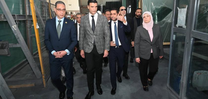 وزير الصناعة ومحافظ الجيزة يتفقدان مصنع صناعة زجاج السيارات والألومنيوم بمدينة السادس من أكتوبر