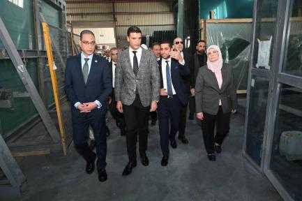 وزير الصناعة ومحافظ الجيزة يتفقدان مصنع صناعة زجاج السيارات والألومنيوم بمدينة السادس من أكتوبر