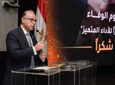 وزير الاستثمار يكرم المتميزين بالهيئة العامة للاستثمار والمناطق... وزير الاستثمار يكرم المتميزين بالهيئة العامة للاستثمار والمناطق الحرة