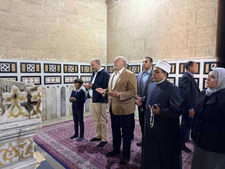 الملك أحمد فؤاد يؤدي صلاة الجمعة بمسجد الرفاعي ويزور ضريح والده