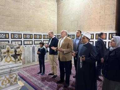 اللملك أحمد فؤاد يؤدي صلاة الجمعة بمسجد الرفاعي ويزور ضريح والده