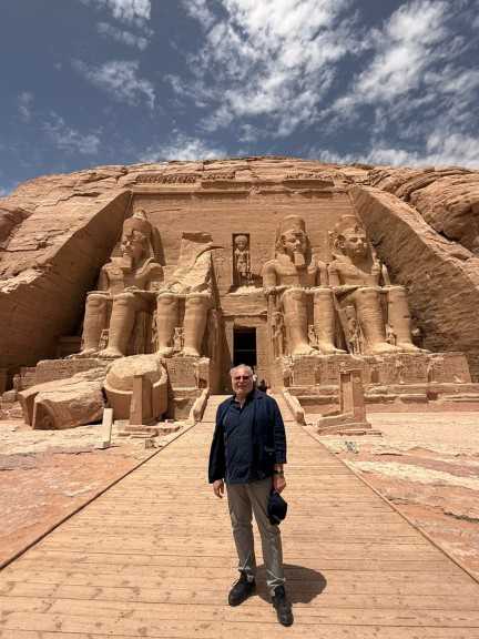 ملك في حضرة الملوك العظماء .. « أحمدفؤاد » حب مصر في دماء مليكة بمعبد أبو سمبل