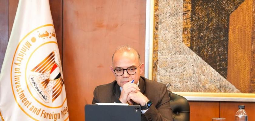 وزير الاستثمار والتجارة الخارجية يبحث مع وزير التجارة البريطاني تعزيز التعاون الاقتصادي ودفع الاستثمارات المشتركة