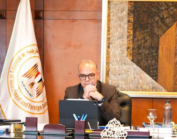 وزير الاستثمار والتجارة الخارجية يبحث مع وزير التجارة البريطاني تعزيز التعاون الاقتصادي ودفع الاستثمارات المشتركة