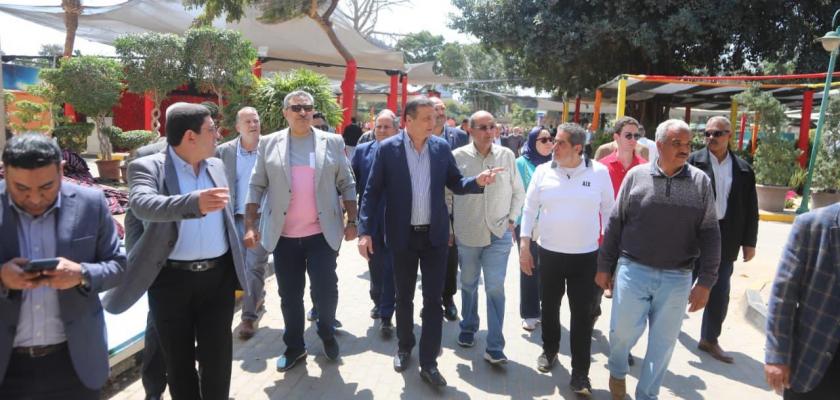 وزير الزراعة يتفقد معرض الزهور بالدقي.. ويقرر مده لنهاية مايو مع إعفاء العارضين من الرسوم