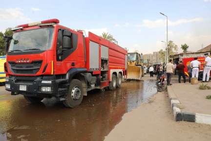 محافظ القاهرة يشرف على إطفاء حريق  نشب بمخزن خردة بجوار مستشفى الصدر بالعباسية