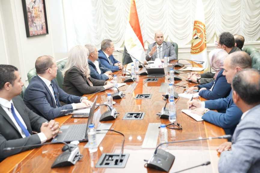 وزير العمل: يبحث تعاون مع ”أروجلو” التركية للملابس الجاهزة في التدريب والتشغيل