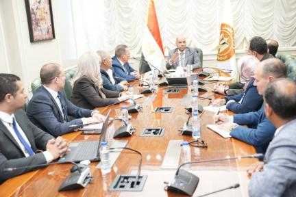 وزير العمل: يبحث تعاون مع ”أروجلو” التركية للملابس الجاهزة في التدريب والتشغيل