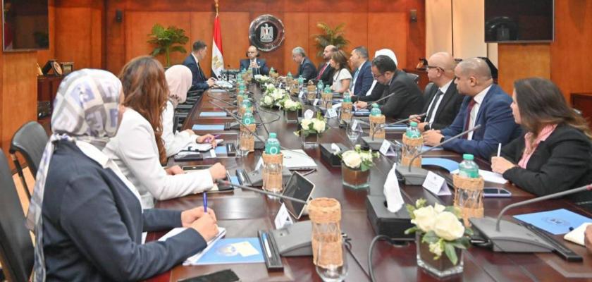 وزير الاستثمار والتجارة الخارجية يبحث مع سفير بيلاروسيا تعميق التصنيع المحلي وتطوير الشراكات الصناعية والتبادل التجاري