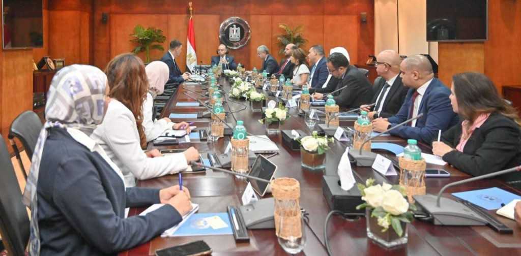 وزير الاستثمار والتجارة الخارجية يبحث مع سفير بيلاروسيا تعميق التصنيع المحلي وتطوير الشراكات الصناعية والتبادل التجاري