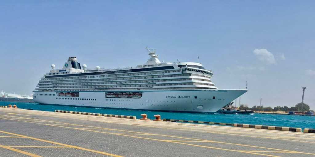 ميناء السخنة يستقبل السفينة (CRYSTAL SERENITY) بحمولة 1100 فرد