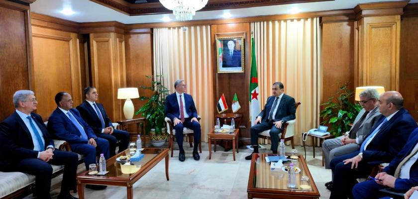 وزير البترول والثروة المعدنية يبحث مع نظيره الجزائري تعزيز الشراكة الاستراتيجية في قطاع البترول والغاز