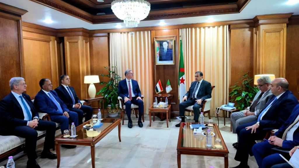 وزير البترول والثروة المعدنية يبحث مع نظيره الجزائري تعزيز الشراكة الاستراتيجية في قطاع البترول والغاز