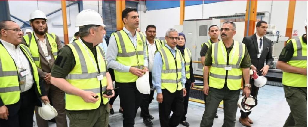 وزير الصناعة يتفقد مصانع الأسمنت والملابس والسكر في بني سويف والمنيا